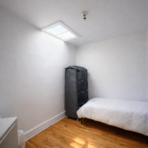 Chambre 3 - 1640 Rue Cuvillier, Montréal, QC H1W 3A1