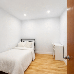 Chambre 4 - 116 Rue Gravel, Montréal, QC H8R 1X5