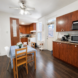 Chambre 6 – 262 Avenue Laurier Est, Montréal, QC H2T 1G3