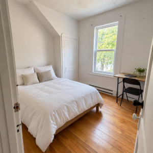 Chambre meublée avec lit double et bureau au 703 rue de Cadillac à Montréal.