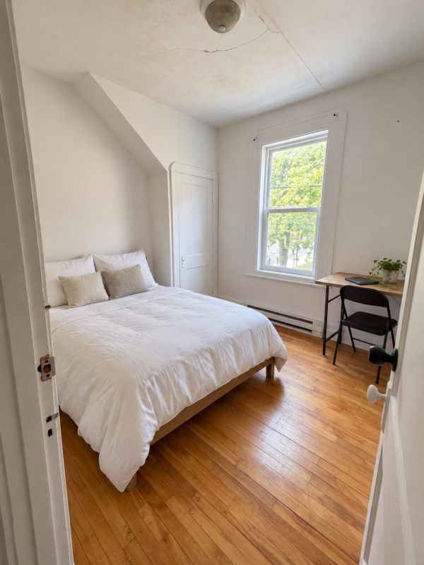 Chambre meublée avec lit double et bureau au 703 rue de Cadillac à Montréal.