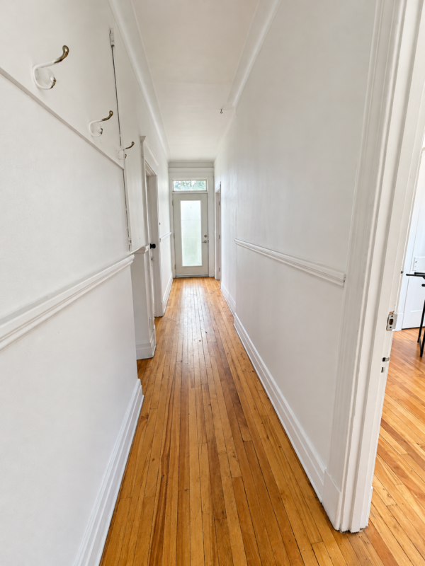 Couloir de l’appartement au 703 rue de Cadillac.