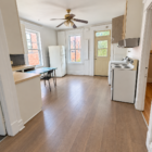 Cuisine commune avec réfrigérateur, cuisinière et espace repas au 703 rue de Cadillac.