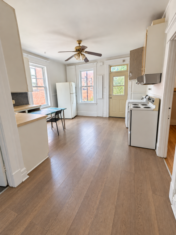 Cuisine commune avec réfrigérateur, cuisinière et espace repas au 703 rue de Cadillac.