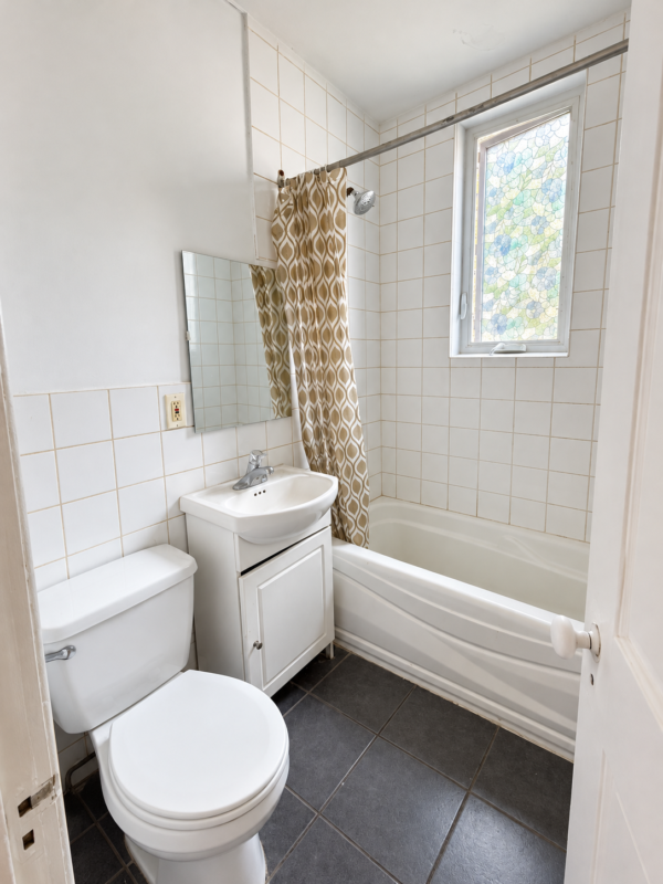 Salle de bain commune avec baignoire et fenêtre au 703 rue de Cadillac.